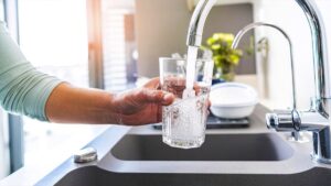 Eau du robinet contaminée au CVM : des centaines de milliers de Français impactés sans le savoir